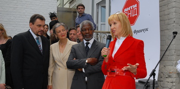 The seventh Secretary-General of the United Nations Kofi Annan took part in the opening of the central HIV/AIDS clinic in Ukraine