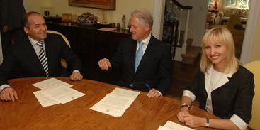 Билл Клинтон объединяет усилия с Еленой Пинчук и Виктором Пинчуком в борьбе со СПИДом в Украине