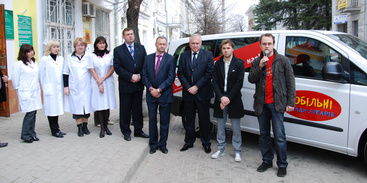 Мобильные клиники для ВИЧ-позитивных детей - передача автомобиля в Симферополе