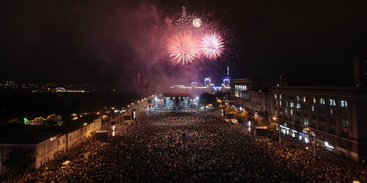 350 000 voices choired “Life must go on!” with Queen+Paul Rodgers in Kharkov!